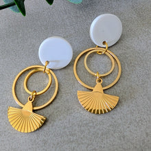 Charger l'image dans la galerie, Boucles d'oreilles "Victoire" blanc